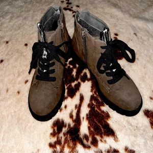 Light olive green lace up ankle tall boots very new condition. Super cute.